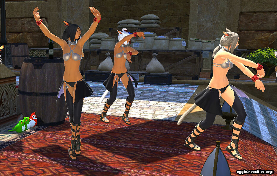 Two green birds and one red bird are sitting behind the dancing miqo'te NPCs in Ul-dah. As a note, the NPCs are out of sync due to loading latency.